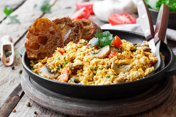Tofu scrambled with mushrooms and tomatoes