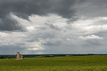 Vignoble bourguignon sous les nuages