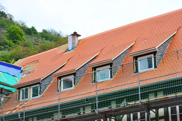 Neueindeckung des Dachs eines alten Fachwerkhauses mit Gauben