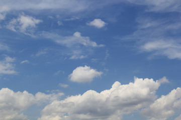 Firmamento con nubes blancas.
