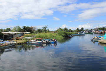 Fototapeta na wymiar Embarcaciones en el muelle. Turbo, Antioquia, Colombia.