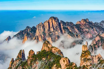 Photo sur Plexiglas Monts Huang Clouds above the colorful peaks of Huangshan National park.
