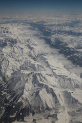 Berg und Tal mit Schnee 