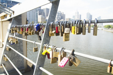 Obraz premium MELBOURNE - 29 October 2015: Melbourne's major, the bridge over the Yarra river, Young took the key to put the promise in love.