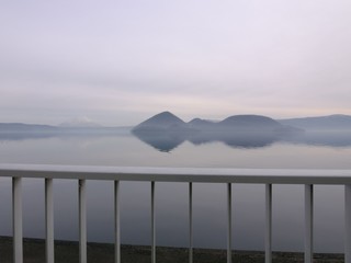 静かな灰色の湖