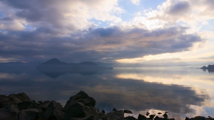 Fototapeta na wymiar 湖畔の夜明け　北海道洞爺湖