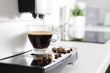 Zelfklevend Fotobehang Professionele koffiemachine voor thuis met espressokopje. © Proxima Studio