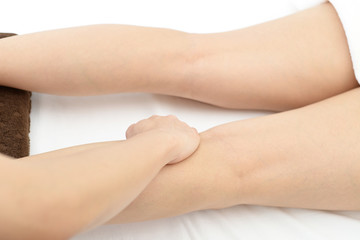 レッグマッサージを受ける女性