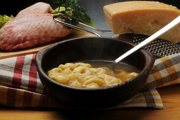 Tortellini in brodo Тортеллини 意大利馄饨 Cucina italiana טורטליני Italian cuisine トルテリーニ 토르텔리니 تورتيليني Gastronomía de Italia Italienische Küche Итальянская кухня 
