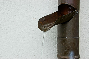 Regenwasser fließt durch Rohr