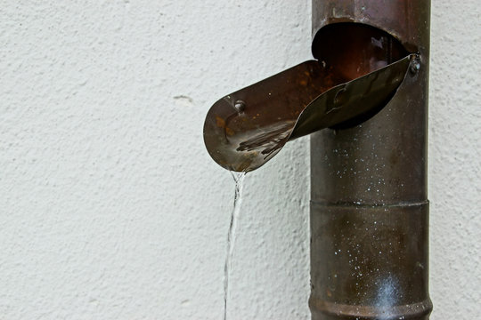 Regenwasser flie&szlig;t durch Rohr