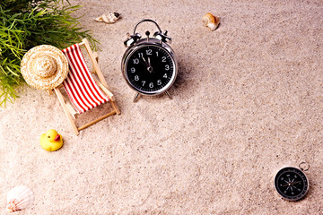 Uhr am Strand zeigt 5 vor 12