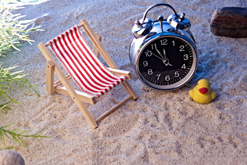 Uhr am Strand zeigt 5 vor 12
