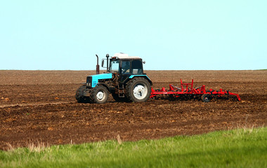 Obraz premium The plow tractor in the field