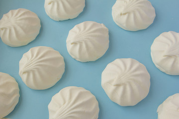 Безе на голубом фоне