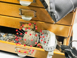 Massschneiderei Zubehör mit Schere Nadeln und Knöpfe