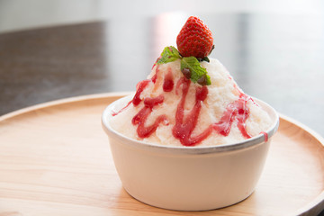  bingsu with strawberry and sauce