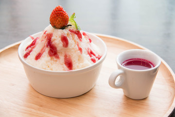  bingsu with strawberry and sauce