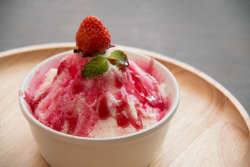  bingsu with strawberry and sauce