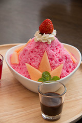  bingsu with strawberry and sauce