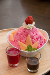  bingsu with strawberry and sauce