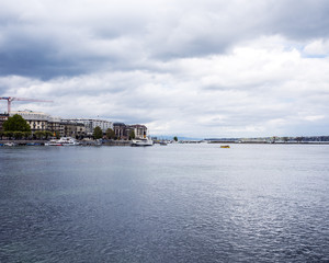 Obraz premium Overview of Lake Leman, with the sky covered with clouds