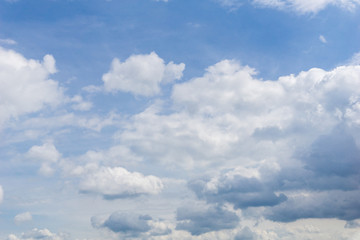 Weiße Quellwolken
