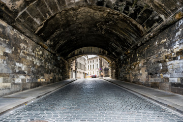 Саринный Дрезден. Каменный дорожный туннель - obrazy, fototapety, plakaty