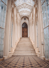 Древняя готическая архитектура. Дверь и ступени