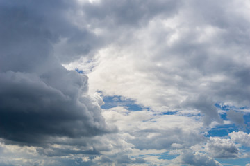 Sonne dringt durch Wolkenformationen 