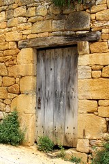 vieille façade et porte en bois en Dordogne