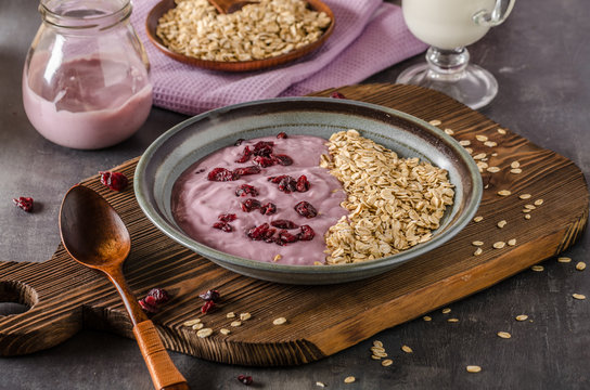 Blueberries oatmeat yogurt with crenberries