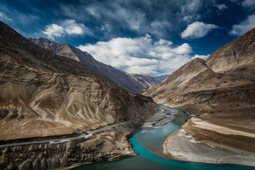 Fototapety  Confluence of Indus and Zanskar river at Nimu village in the Indian Himalaya. Ladakh, India