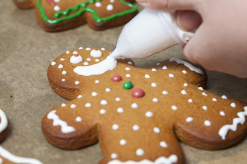 Lebkuchenfiguren verzieren