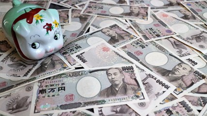 豚の貯金箱と一万円札