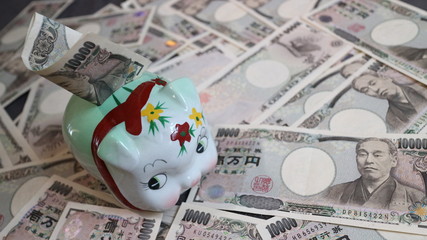 豚の貯金箱と一万円札