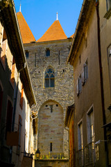 Fototapeta na wymiar Blick in eine Gasse mit Gebäuden in der mittelalterlichen Festungsstadt Carcassonne