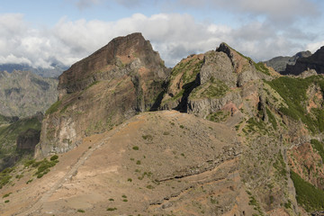 Sendero de piedra en las montañas de Madeira, Portugal