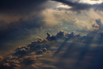 widok z lotu ptaka błękitnej chmury z promieniem światła i wiązką słońca