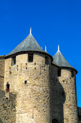 Fototapeta premium Blick auf zwei Türme der historischen Festungsanlage Carcassonne in Südfrankreich