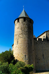 Fototapeta na wymiar Wehrturm mit Wehrgang und der Festungsmauer der historischen Festungsstadt Carcassonne