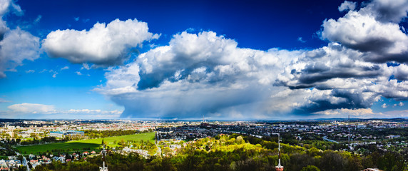 Panorama miasta Krakowa z Kopca Kościuszki. Deszcz nad Krakowem.