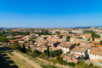 Fototapeta na wymiar Die Stadt Carcassonne am Fusse der historischen Festungsanlage im Süden Frankreichs