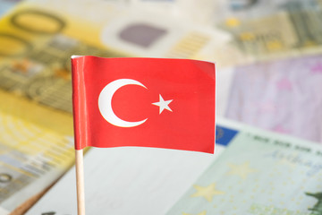 Flagge der Türkei und viele Euro Geldscheine