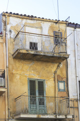 Fototapeta na wymiar Hausfassaden in Eraclea Cattolica