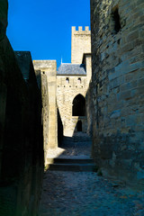 Gasse mit Treppen und Tor in der alten historischen Burganlage Carcassonne in Frankreich