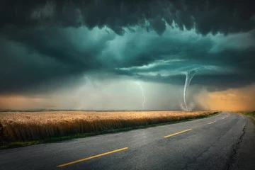 Zelfklevend Fotobehang Tornado en onweer op landbouwweide bij zonsondergang © rasica