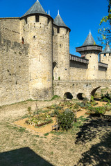 Fototapeta na wymiar Die historische Festungsanlage Carcassonne mit Brücke, Türmen und Festungsmauern in Südfrankreich