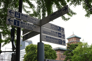 日本・横浜市の都市景観（神奈川県庁とサイン）茶色の建物が県庁の本庁舎、その左隣が新庁舎