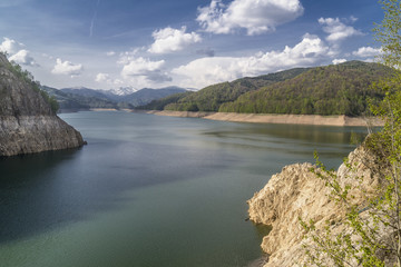 Fototapeta na wymiar Superb view of Vidraru lake surrounded by the nature of the Fagaras mountains near Poenari Castle, Romania